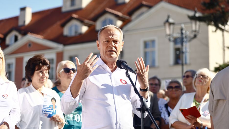Kępno, 20.09.2023. Kampania wyborcza do parlamentu 2023. Przewodniczący Platformy Obywatelskiej Donald Tusk (C) podczas spotkania z mieszkańcami na Rynku w Kępnie, 20 bm. Lider PO rozpoczął akcje objazdu Polski Tuskobusem. (amb) PAP/Tomasz Wojtasik