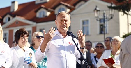 "Odda wszystkie czołgi i wypowie wojnę". Tusk zaatakował w Kaliszu