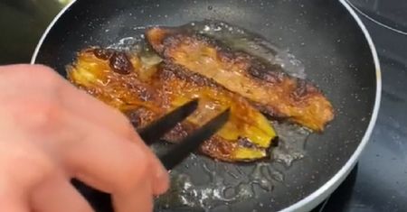 Ten przepis to hit TikToka. Bekon ze skórki od banana