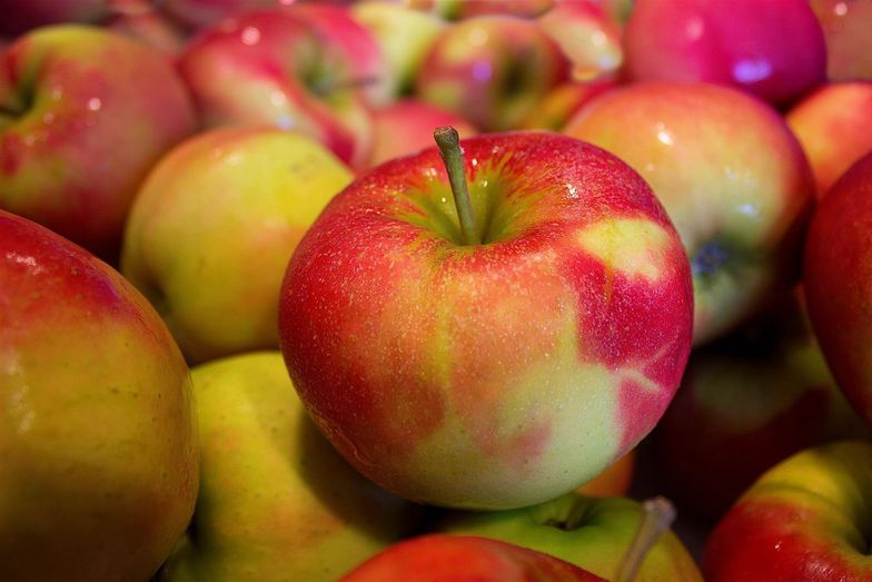 Ceny owoców podlegają nieustannym wahaniom, ale musiałby się zdarzyć cud, byśmy za jabłka płacili tyle, co rok temu 