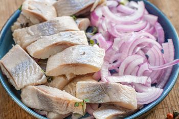 Większość ją wylewa, a ja moczę w niej śledzie. Jak nic innego sprawia, że są jędrne i miękkie