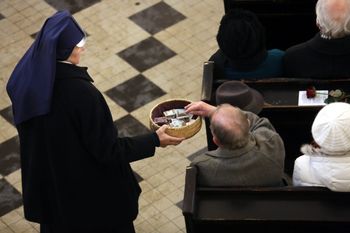 Koniec tradycyjnej tacy? Księża mają inną propozycję