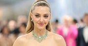 MET Gala 2026. Amanda Seyfried postawiła na pudrowy róż. Wyglądała niczym KSIĘŻNICZKA [ZDJĘCIA]