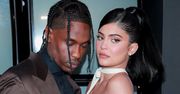 Wyciekła okładka z Kylie Jenner i Travisem Scottem, która nie miała ujrzeć światła dziennego! Fani grzmią: "Powinien SIEDZIEĆ W WIĘZIENIU!"