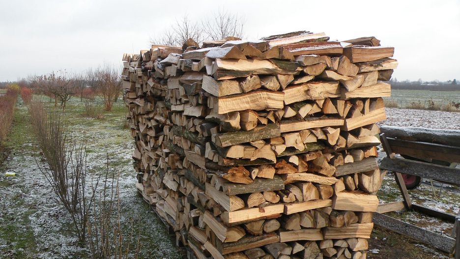 Sezonowanie drewna w przewiewnym miejscu to podstawa – tylko suche kawałki zapewnią efektywne spalanie