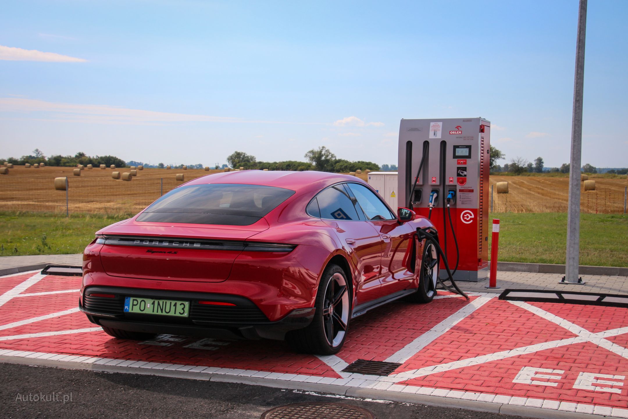 Większość szybkich stacji w Polsce ma moc 50 kW, ale coraz częściej można trafić na "setki", tak jak tu - ładowarka przy A2 w okolicach Poznania