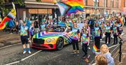 Tęczowy Continental GT wziął udział w Manchester Pride. Tak Bentley wspiera mniejszości