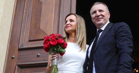 Ślub Jacka Kurskiego. Uwagę przyciąga suknia panny młodej i Jarosław Kaczyński