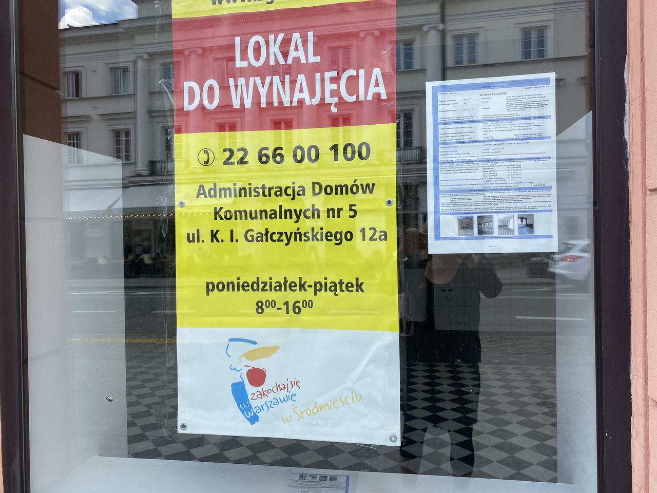 Warszawa. To zdjęcia z półgodzinnej przechadzki po Nowym Świecie. Takich fotografii można zrobić jeszcze więcej. Lokali czekających na najemców jest mnóstwo