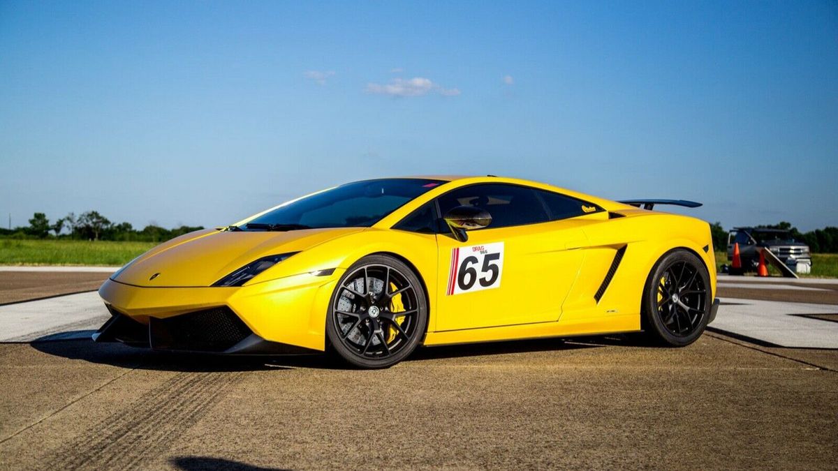 Gallardo wygląda dość zwyczajnie jak na pojazd zdolny przyspieszać 100-200 km/h w czasie poniżej 2 sekund.