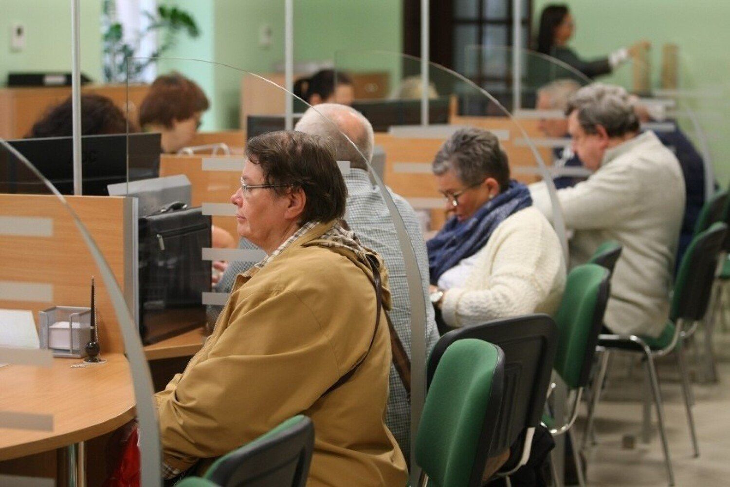 Emerytura honorowa wynosi aktualnie w Polsce 6 246,13 zł brutto. Kwota jest zatem bardzo pokaźna, jednak nie każdy emeryt może na nią liczyć. Czym właściwie jest to świadczenie i komu jednorazowo ono przysługuje?