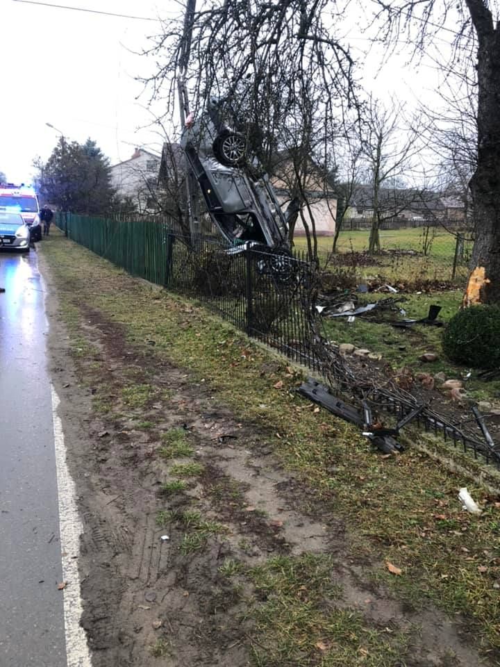 Samochód zawisł na słupie elektrycznym