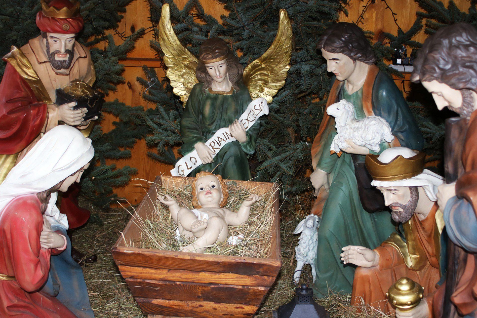 Szopka bożonarodzeniowa w Zamościu. Obok stanęła duża choinka oraz świąteczne dekoracje