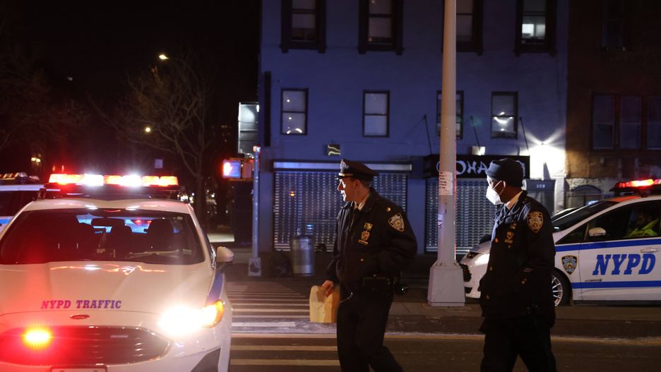 Two NYPD Police Officers Killed in New York
epa09701124 New York City police officers walk near the scene where two officers where shot and killed reportedly while responding to a domestic violence call in the Harlem neighborhood of New York, New York, USA, 21, January, 2022.  EPA/CAITLIN OCHS 
Dostawca: PAP/EPA.
CAITLIN OCHS
