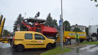 Stalowa Wola: Ciężka maszyna drogowa przewożona na lawecie zablokowała częściowo skrzyżowanie. Zobacz zdjęcia
