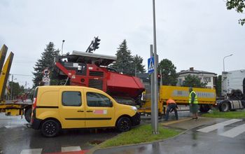 Stalowa Wola: Ciężka maszyna drogowa przewożona na lawecie zablokowała częściowo skrzyżowanie. Zobacz zdjęcia