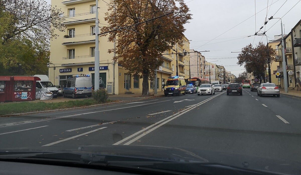Kierowca autobusu ostro zahamował, pasażerka przewróciła się i doznała obrażeń