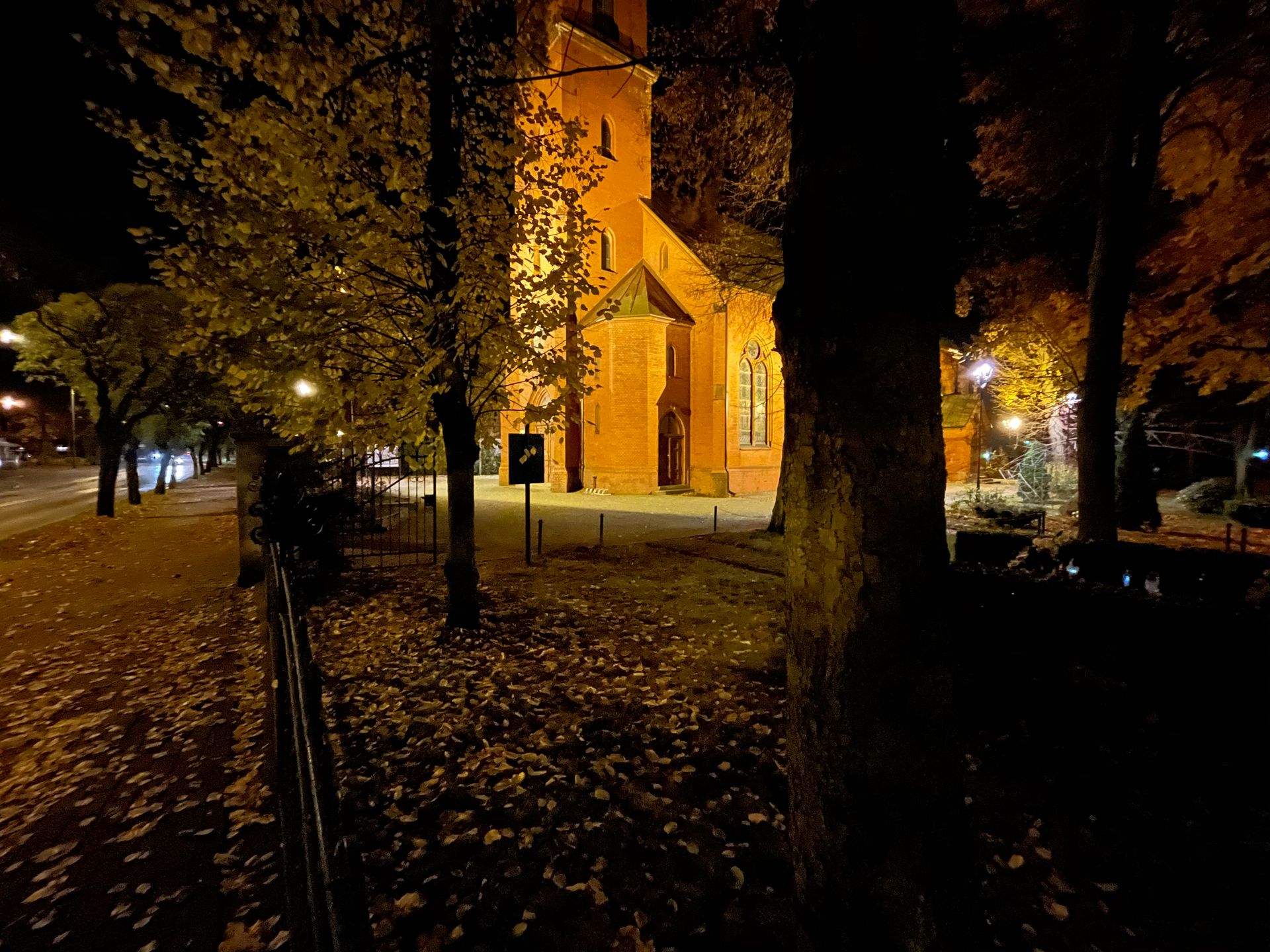 Dobry iPhone w "dobrej" cenie. iPhone 12: test 60