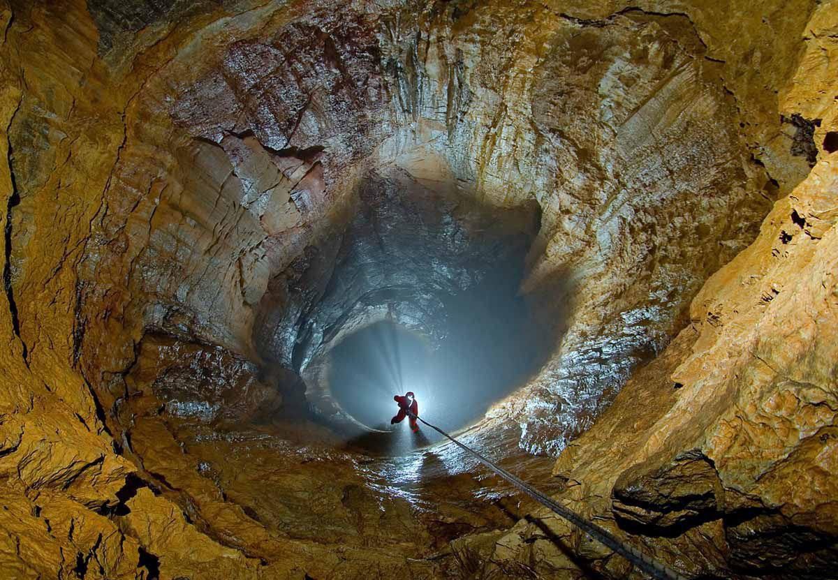 Jaskinia Wielka Śnieżna zaczyna się 10-metrową studnią.