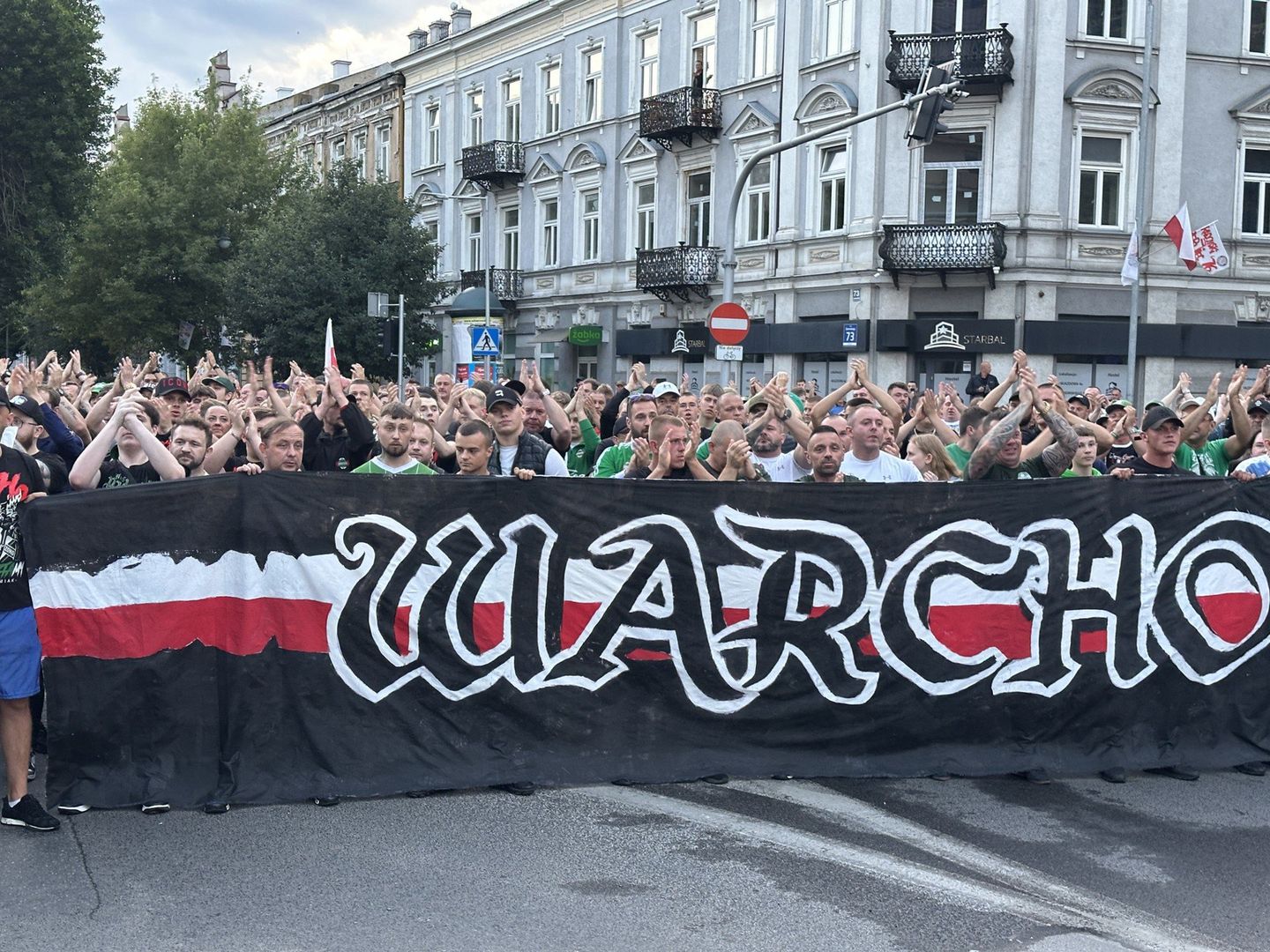 Pod pomnikiem manifestowało kilkuset kibiców Radomiaka Radom.