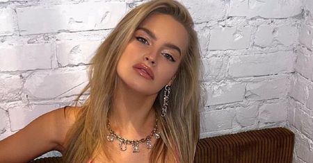 Stanęła przed obiektywem w "slip dress". Tylko spójrzcie na tył kreacji