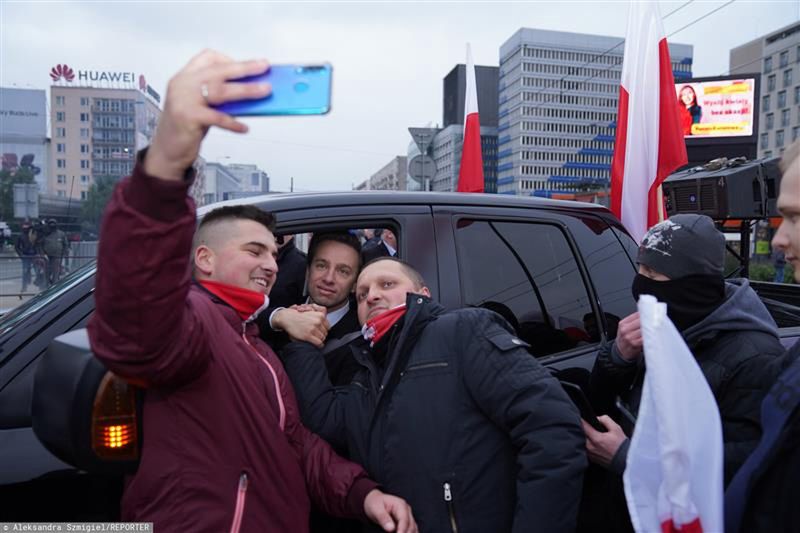 Poseł Krzysztof Bosak z uczestnikami Marszu Niepodległości