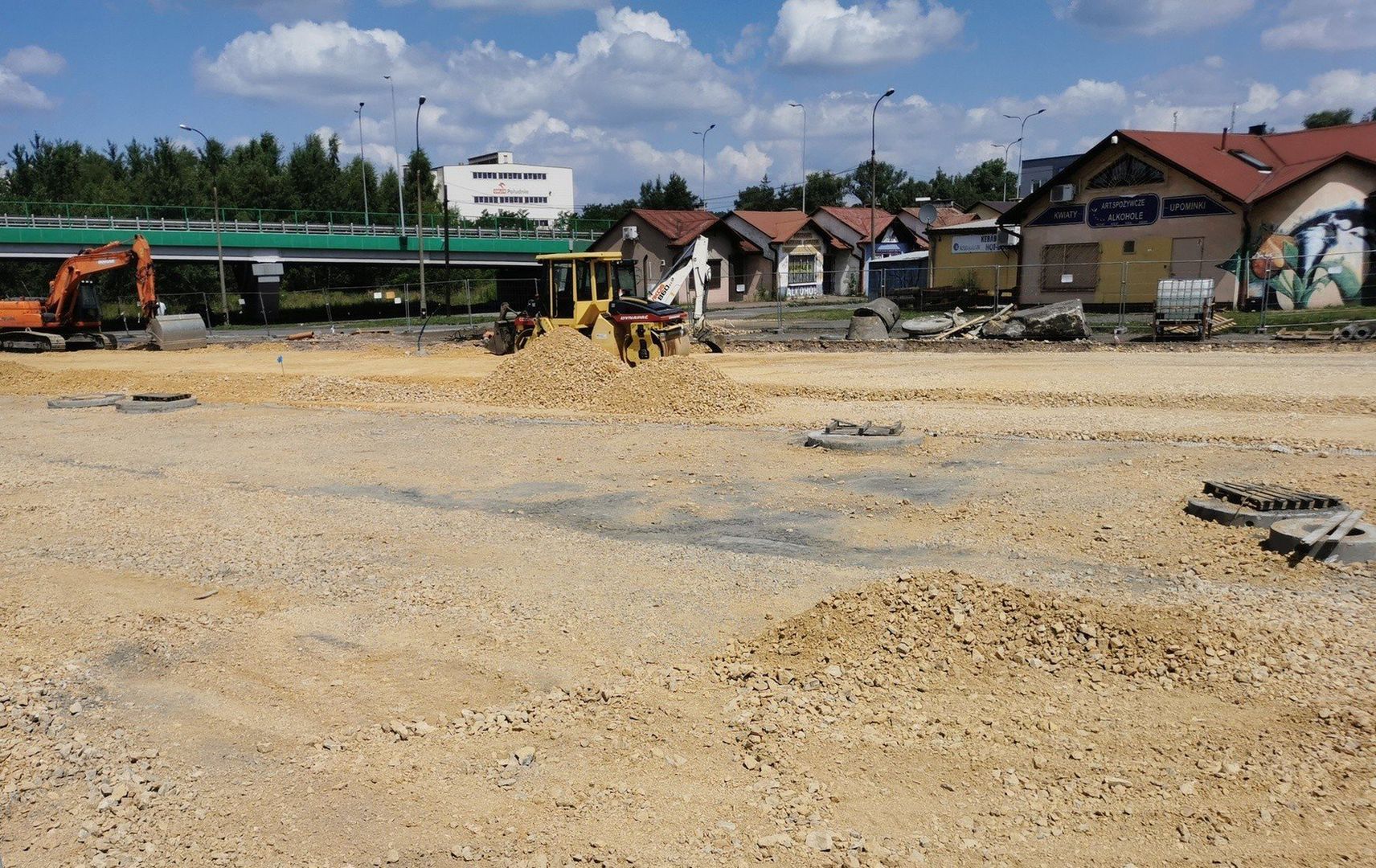 Pierwszy parking w pobliżu dworca kolejowego w Trzebini powstał w 2021 roku. Miał 102 miejsca. Szybko okazało się, że to jest niewystarczające.