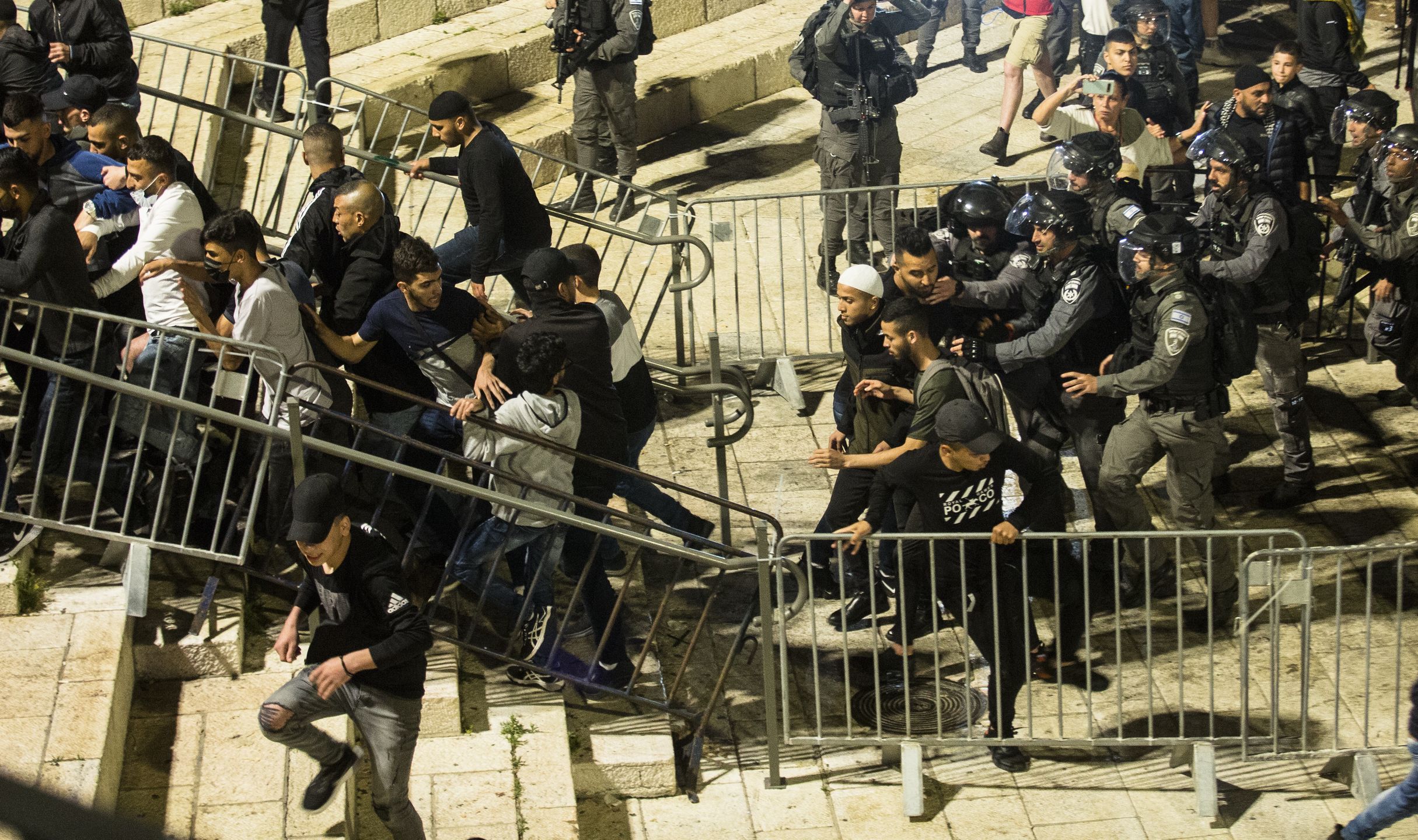 Kwiecień 2021 r. Starcia izraelskiej policji i protestujących Palestyńczyków przy Bramie Damasceńskiej w Jerozolimie. Ale starcia izraelsko-palestyńskie to tylko część trawiącego Jerozolimę konfliktu, który podsycają przywódcy religijni