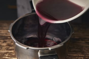 Babcia w czerwcu robiła 50 buteleczek tego soku. Zawsze powtarzała, że to skarbnica zdrowia