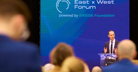 Nowa era, nowe zasady. Łukasz Czajkowski o tym, dlaczego strategiczne decyzje dla Polski zapadają dziś we Wrocławiu | East x West Forum 2026