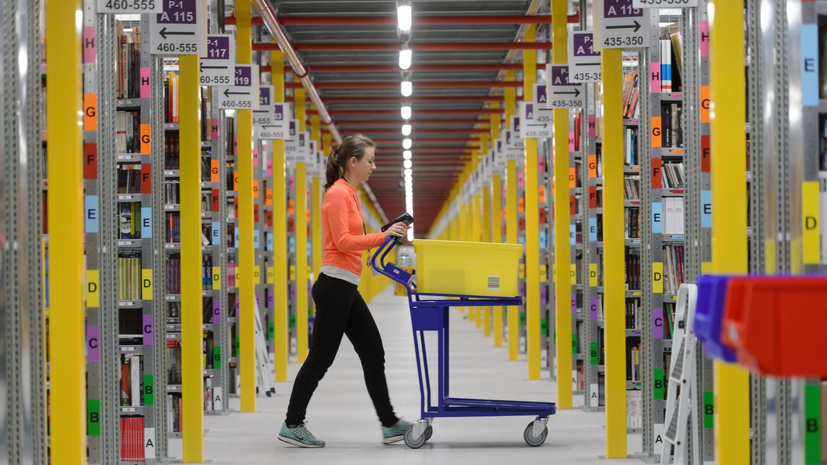 Centrum logistyczne Amazon
Sady (woj. wielkopolskie), 24.10.2014. Centrum logistyczne firmy Amazon w podpozna�skich Sadach, 24 bm. Uroczyste otwarcie centrum zaplanowano na 29.10.2014. (jk/awol) PAP/Jakub Kaczmarczyk
Jakub Kaczmarczyk
Amazon, amazon.com, ameryka�skie, centrum logistyczne, centrum magazynowe, e-handel, ekonomia, hala, handel elektroniczny, handlowe, inwestor zagraniczny, inwestycja zagraniczna, logistyka, magazyn, przedsi�biorstwo, sortownia, praca, zatrudnienie