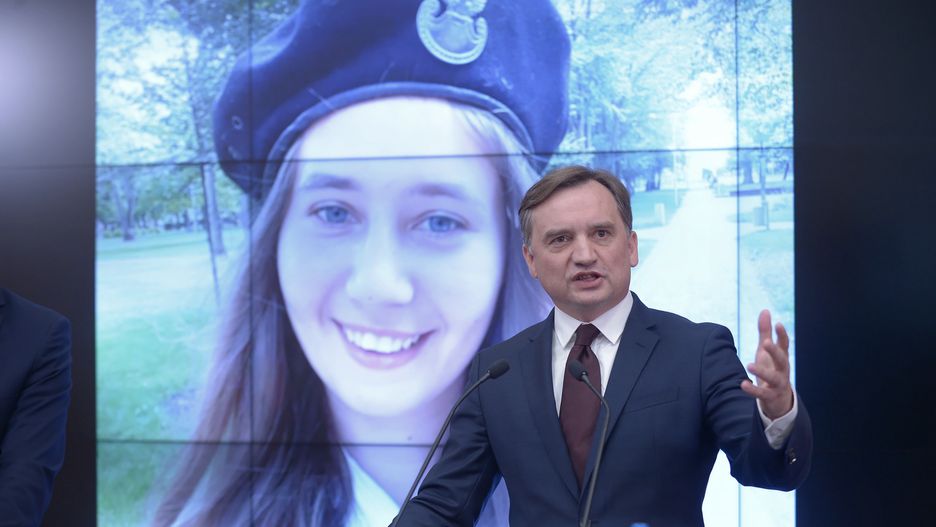 Warszawa, 15.07.2023. Minister sprawiedliwości, prokurator generalny Zbigniew Ziobro podczas briefingu prasowego w Prokuraturze Krajowej w Warszawie, 15 bm. Spotkanie dotyczyło działań w sprawie Mariki. 21-letnia Marika została skazana przez sąd na trzy lata więzienia za szarpnięcie za tęczową torebkę, co zostało uznane jako próba rozboju. (mr) PAP/Marcin Obara