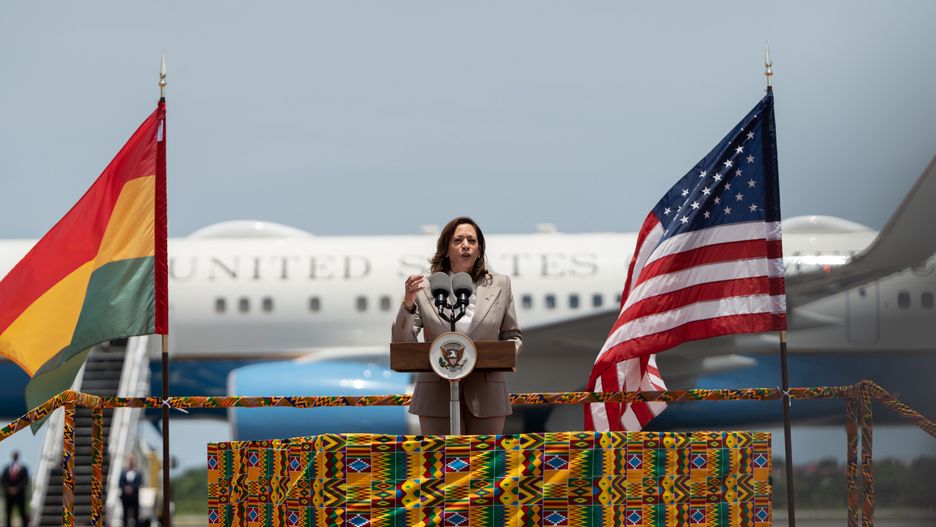 Na międzynarodowym lotnisku Kotoka 26 marca 2023 r. w Akrze, Ghana. Wiceprezydent Kamala Harris po raz pierwszy odwiedza kontynent afrykański w charakterze oficjalnym