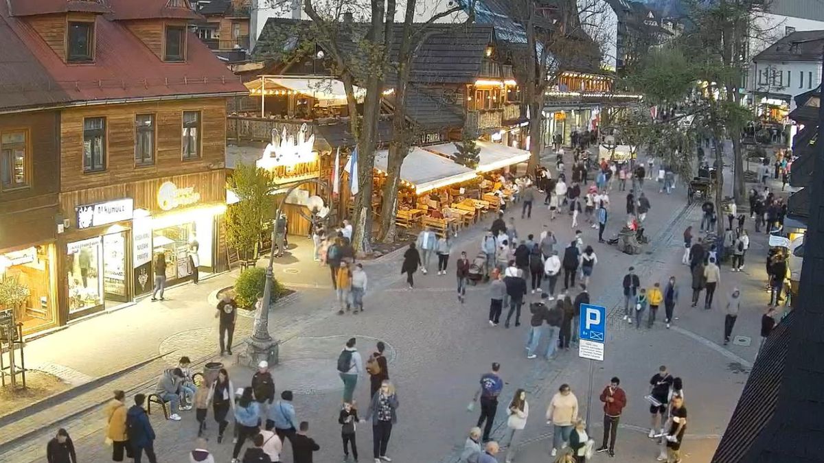 Kamery monitoringu pokazały Krupówki. Są tłumy