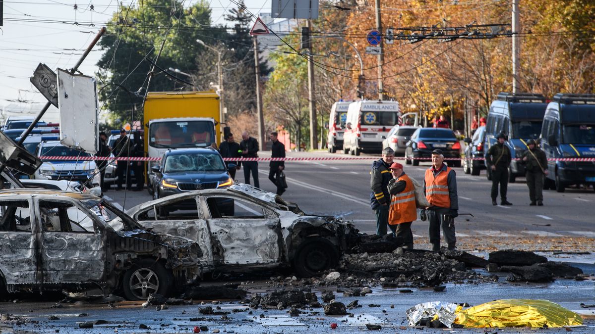 Zniszczenia po rosyjskim ataku rakietowym w Kijowie
