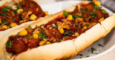 Hot dogi na wypasie. Zamiast kiełbaski postaw na klopsiki w aromatycznym sosie pomidorowym