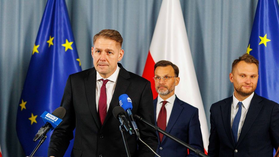 Do skorzystania z rządowych pieniędzy zachęcali samorządy na konferencji prasowej wojewoda Jacek Brzozowski, poseł Krzysztof Truskolaski i Wojciech Cybulski (na pierwszym planie), wójt gminy Dobrzyniewo Duże - jednej z tych, które w skali regionu otrzymały największe dofinansowanie w mijającym roku.