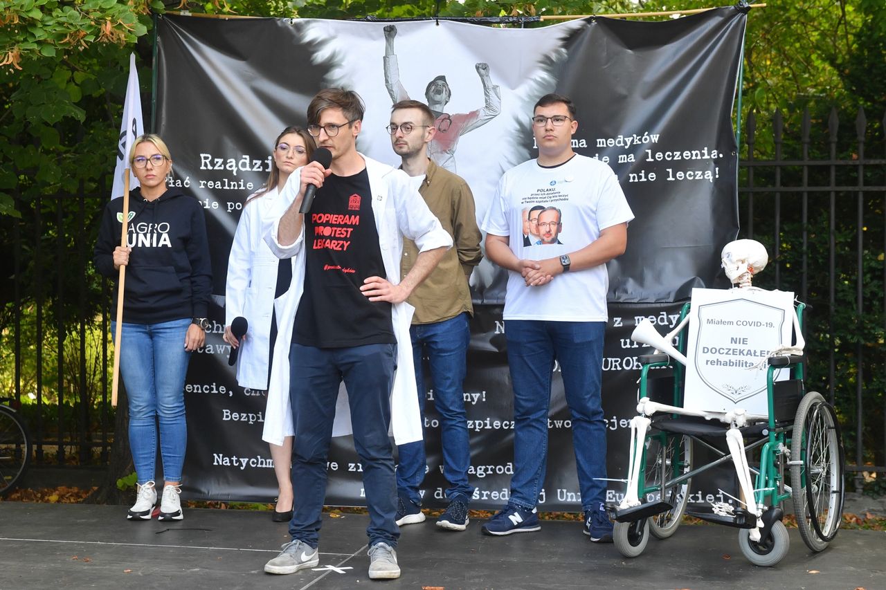 Warszawa, 13.09.2021. Wiceprzewodnicząca Porozumienia Rezydentów Anna Bazydło, przewodniczący Porozumienia Rezydentów Wojciech Szaraniec, przedstawiciel Porozumienia Rezydentów Piotr Pisula, koordynator Zespołu Social Media Warszawskiej Okręgowej Izby Pielęgniarek i Położnych Gilbert Kolbe oraz koordynatorka AGROunii Marta Przybyś podczas konferencji prasowej uczestników protestu w białym miasteczku(jm) PAP/Radek Pietruszka