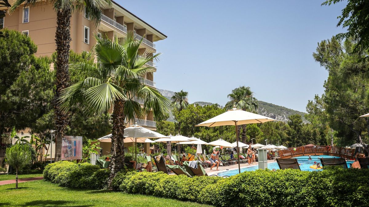 Wakacje all inclusive. Dziura w suficie, zepsuta spłuczka
 