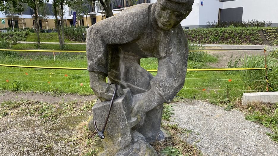 Warszawa. Ten wyrzeźbiony robotnik, jaki cudem przetrwał, by świadczyć o przemysłowej przeszłości Służewca przekształconego w Mordor, teraz będzie dobrym suplementem do historycznego aspektu nowego obszaru zieleni, jaki tu powstaje. W parku linearnym mają staną tablice z historycznym rysem szybko zmieniającej się dzielnicy(WP, Fot: Barbara Kwiatkowska)