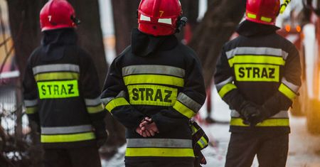 Bałtów. Zawaliła się część dachu nad lodowiskiem. Przyczyną zalegający śnieg