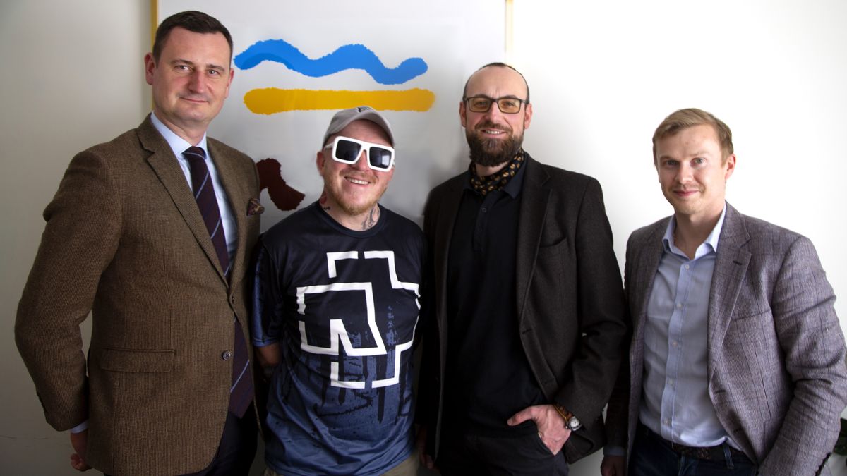 Współtwórca giełdy Bartłomiej Tworek (z prawej) i Tomasz Luberta z zespołu Virgin (w środku).