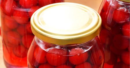 Kompot z wiśni bez gotowania. Rozcieńczam z wodą i podaję do obiadu