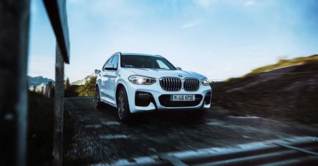 BMW X3 xDrive30e z wtyczką uzupełnia ofertę hybrydowych SUV-ów