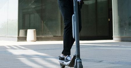 Bez kasku na hulajnodze. Nastolatek w ciężkim stanie po zderzeniu