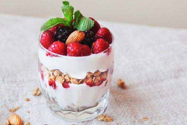 Nie masz pomysłu na śniadanie? Wypróbuj proste, smaczne i bardzo zdrowe połączenie jogurtu naturalnego z orzechami