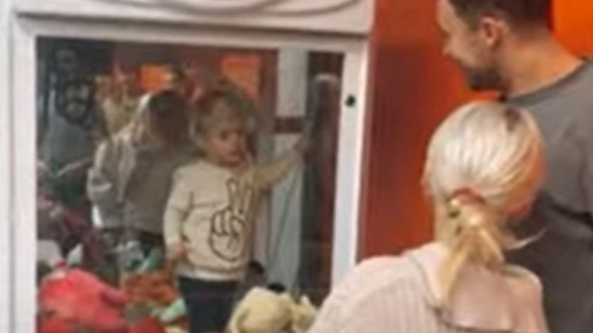 Dwulatek zniknął mamie z oczu. Znalazła go w automacie z zabawkami