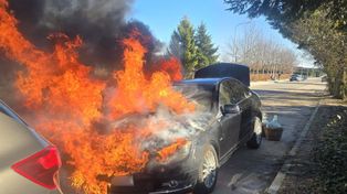 Niekłonice: Mercedes stanął w ogniu. Kierowca próbował gasić pożar