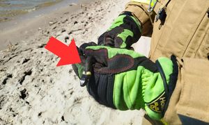 Leżeli w majówkę na plaży. Wszedł do namiotu. Aż zadzwonili na straż