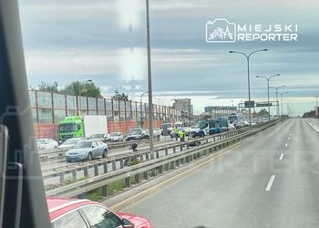 Warszawa: Motocyklista przewrócił się na Trasie Siekierkowskiej. Ruch był zablokowany